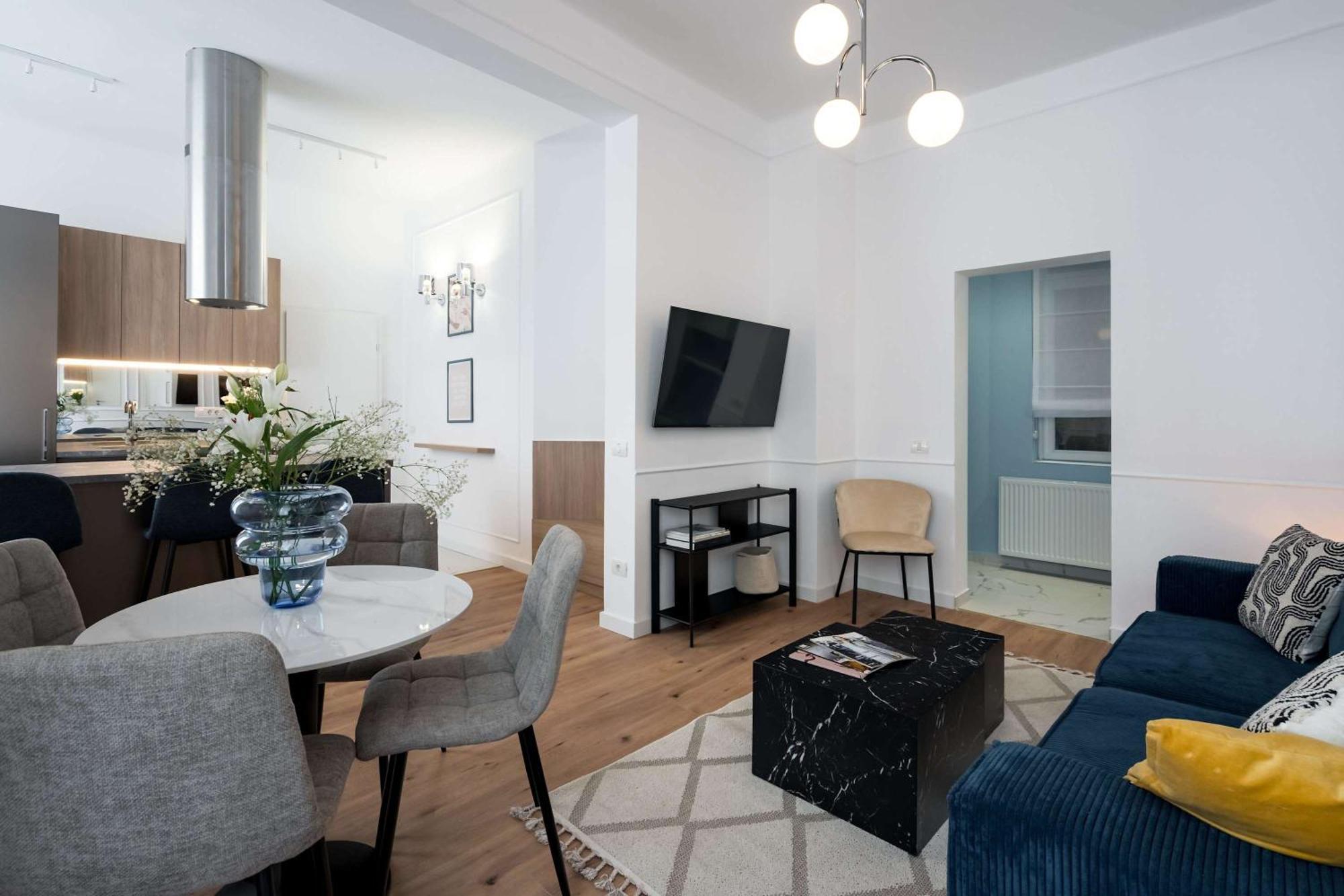 Elegant & Bright 2br - Steps From Old Town Apartment *