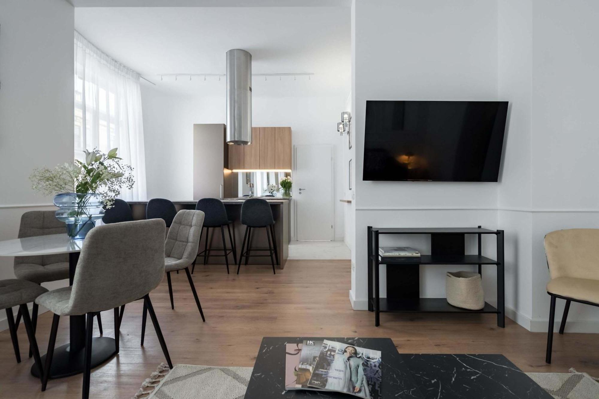 Elegant & Bright 2br - Steps From Old Town Bucharest