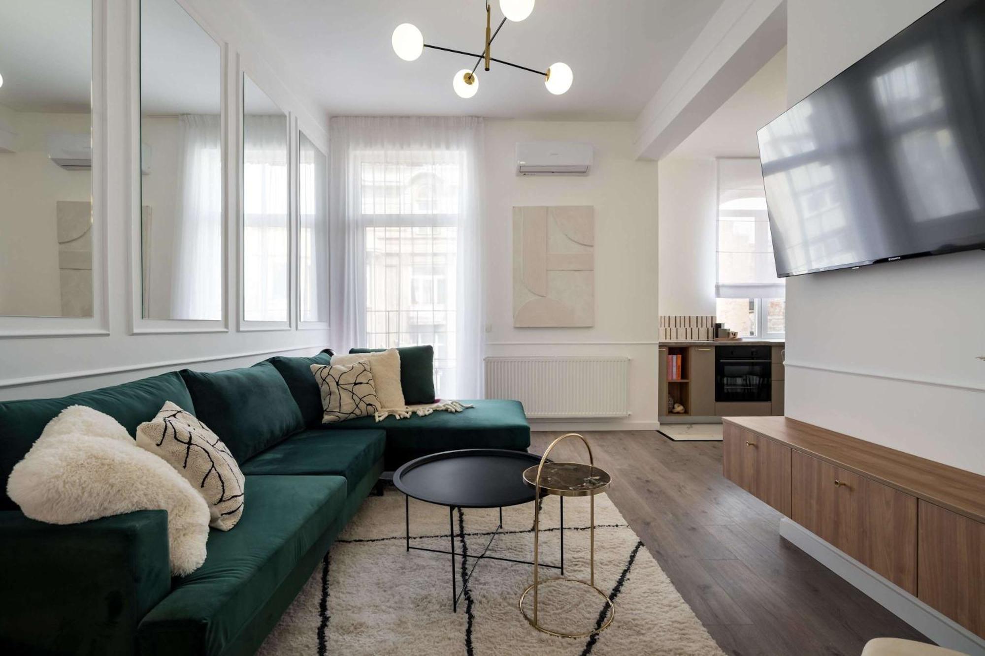 Elegant & Bright 2br - Steps From Old Town Bucharest