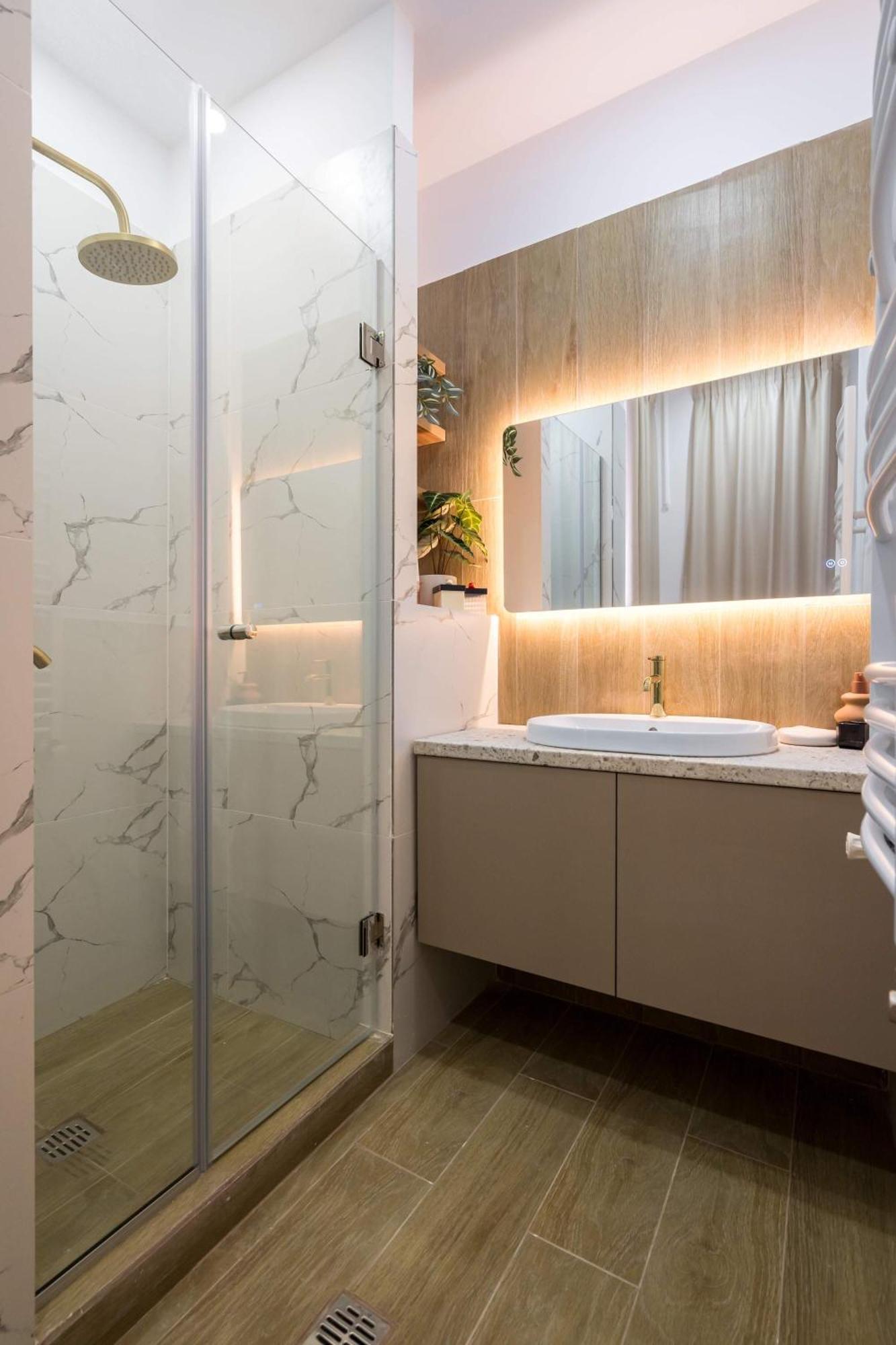 Elegant & Bright 2br - Steps From Old Town