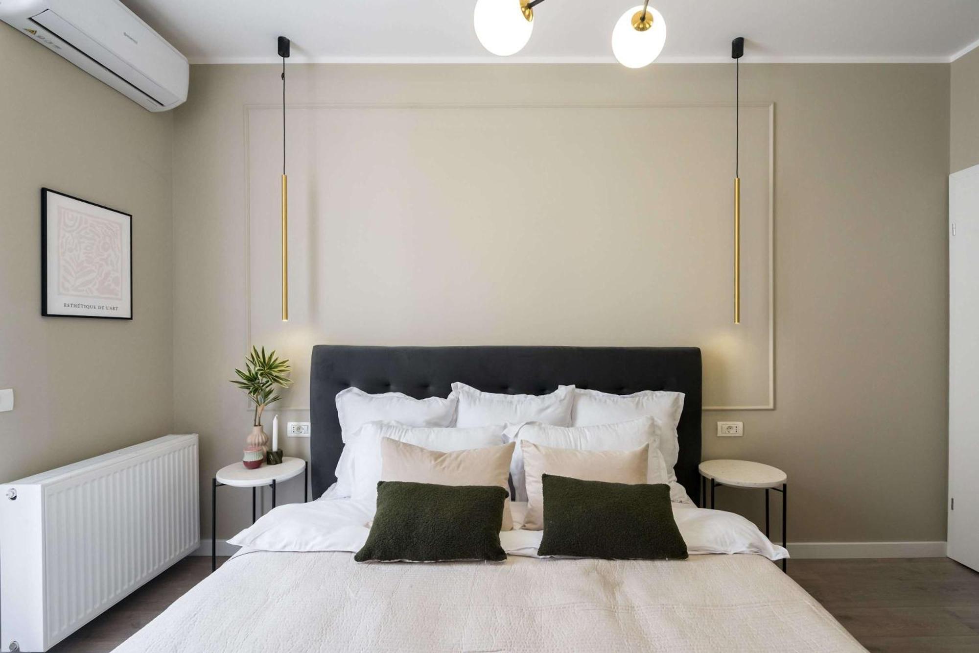 Elegant & Bright 2br - Steps From Old Town Apartment