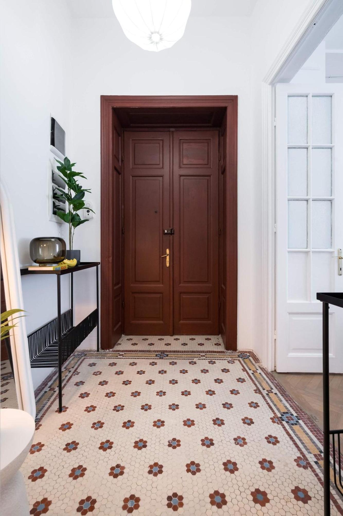 Apartment Stunning 3br - Balcony Overlooking Calea Victoriei *