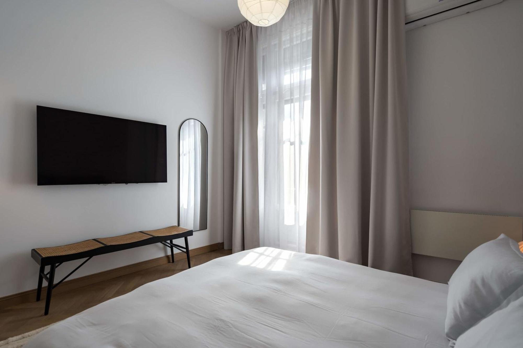 Stunning 3br - Balcony Overlooking Calea Victoriei Apartment *
