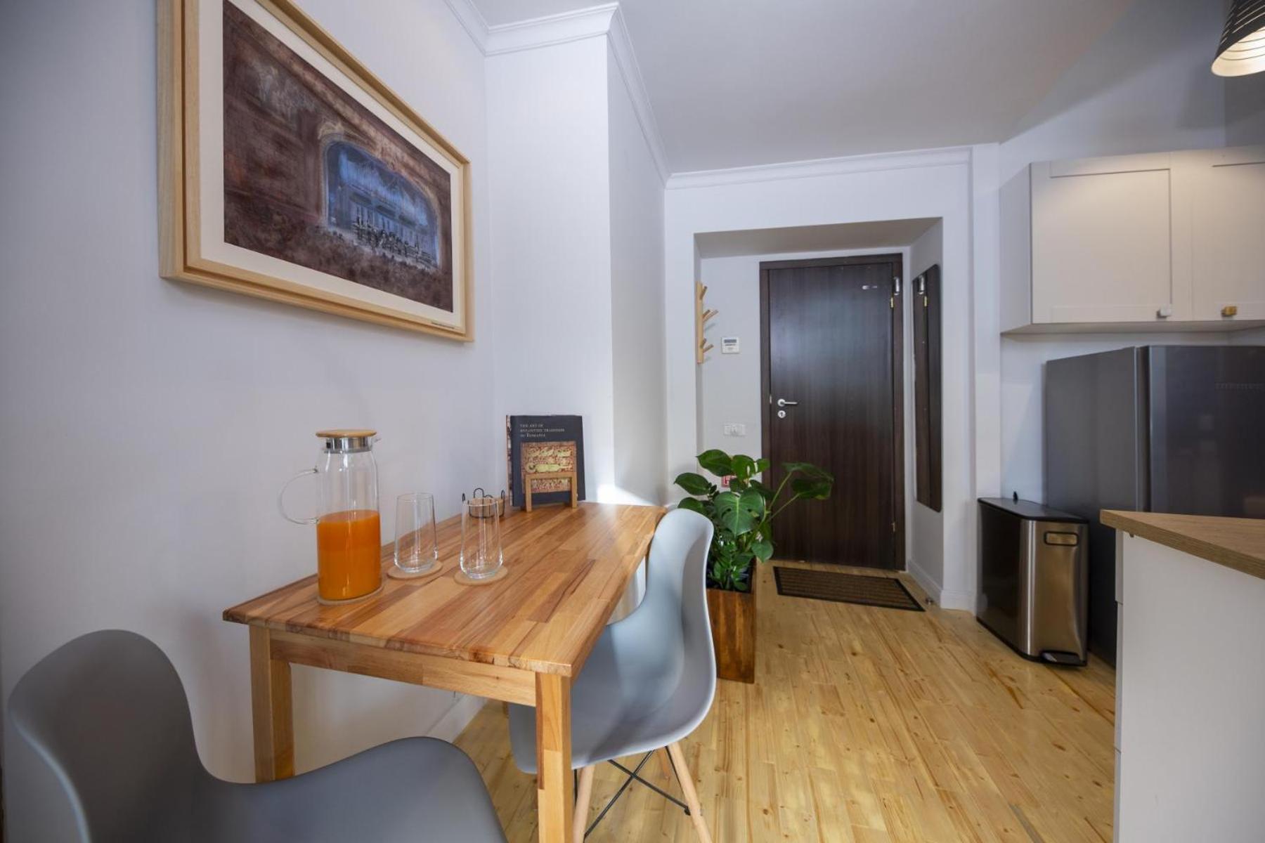 Athenaeum Spacious& Cozy 1br Prime Location W Balcony Bucureşti