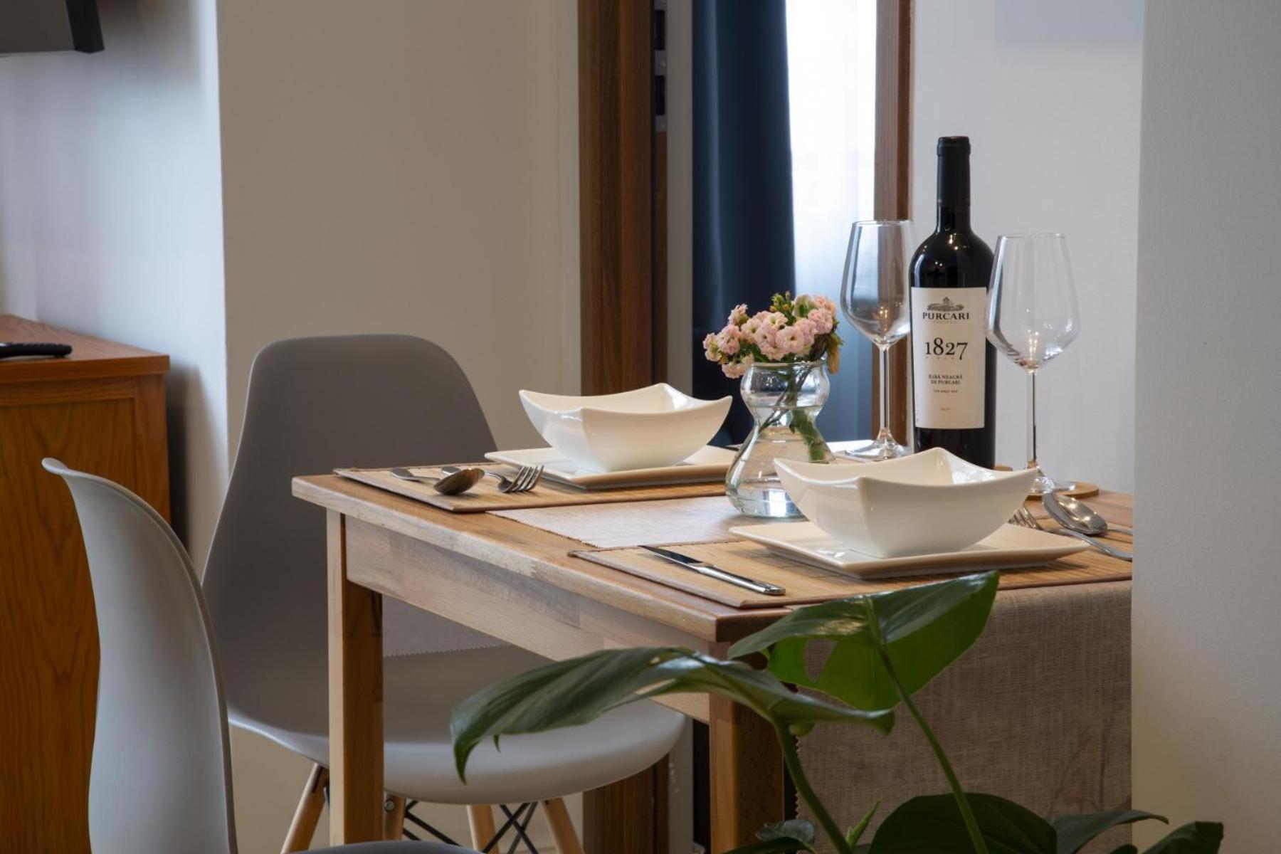 Athenaeum Spacious& Cozy 1br Prime Location W Balcony * Bucureşti