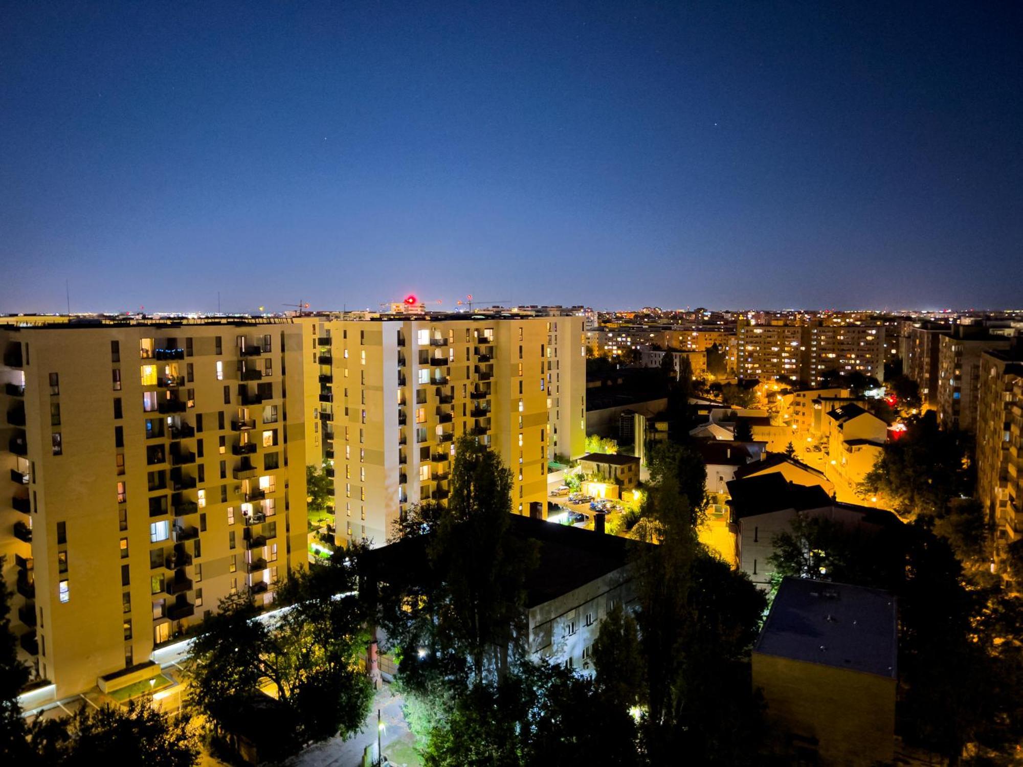 Apartment Cloudscape Near National Arena & Mega Mall *