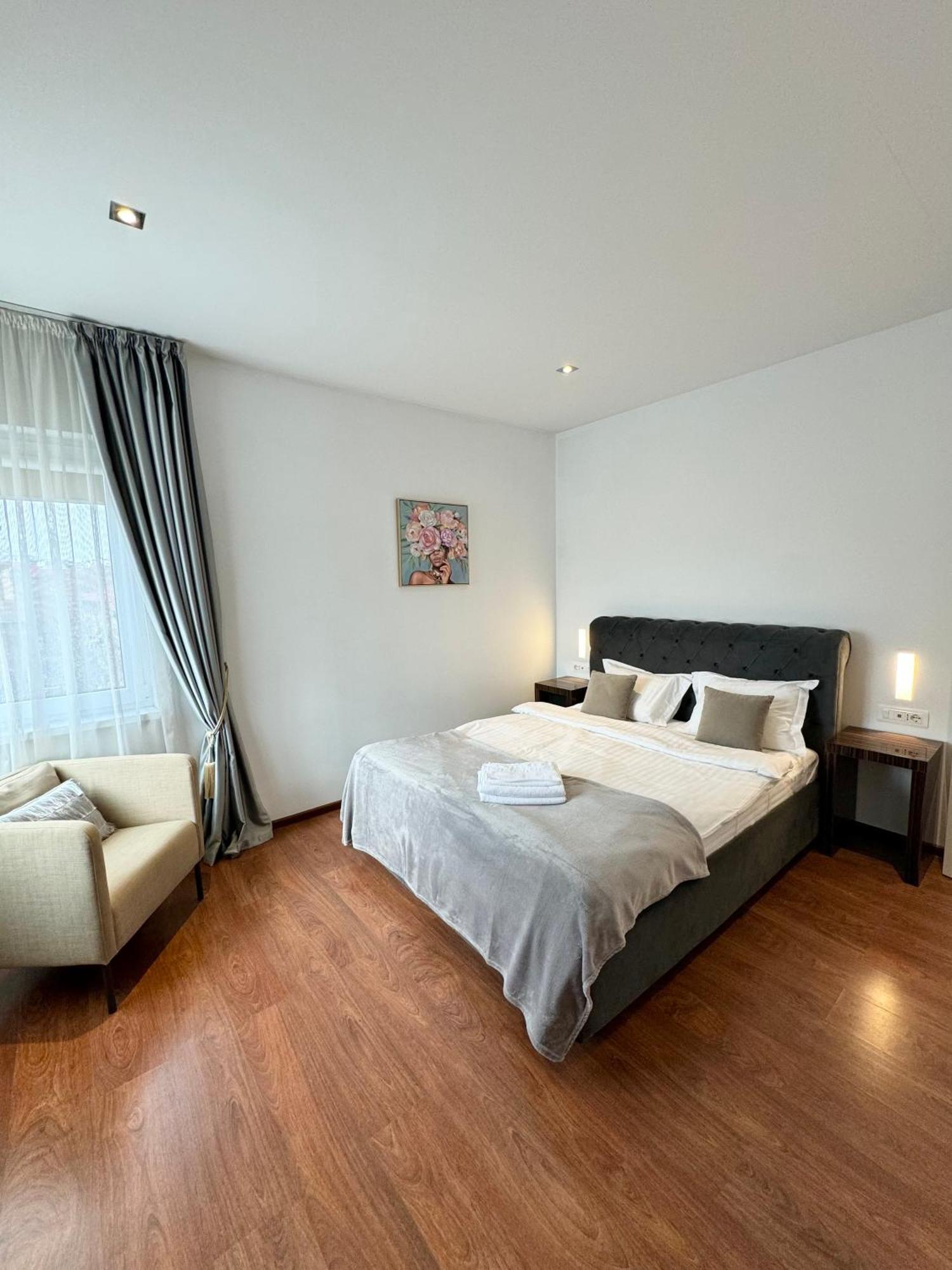 Holidays Vibes - 2 Bedrooms, 2 Bathrooms - Center Apartment Bucharest