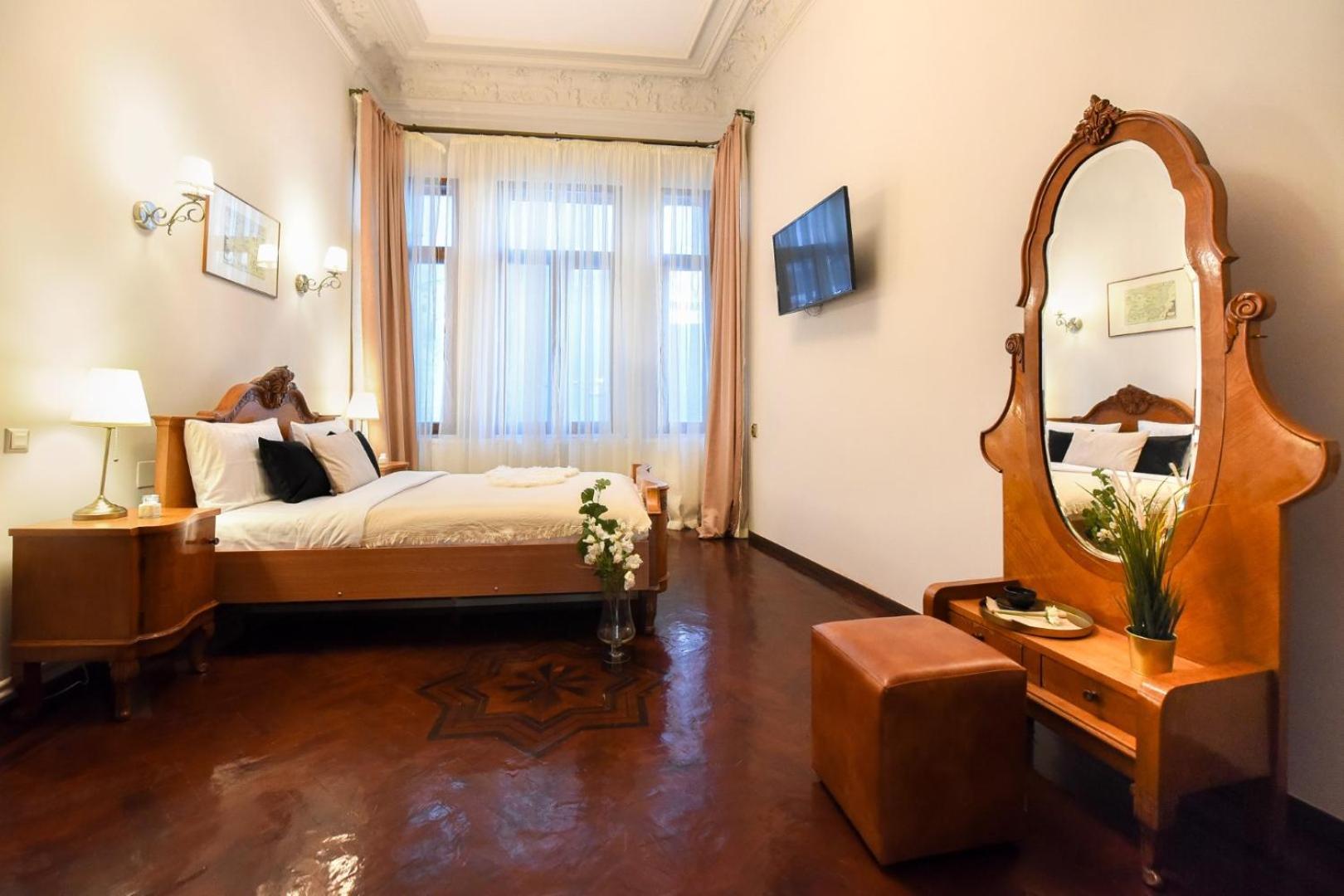 Apartment Timeless Elegance Meets Modern Comfort - In The Heart Of The Old Town Bucharest