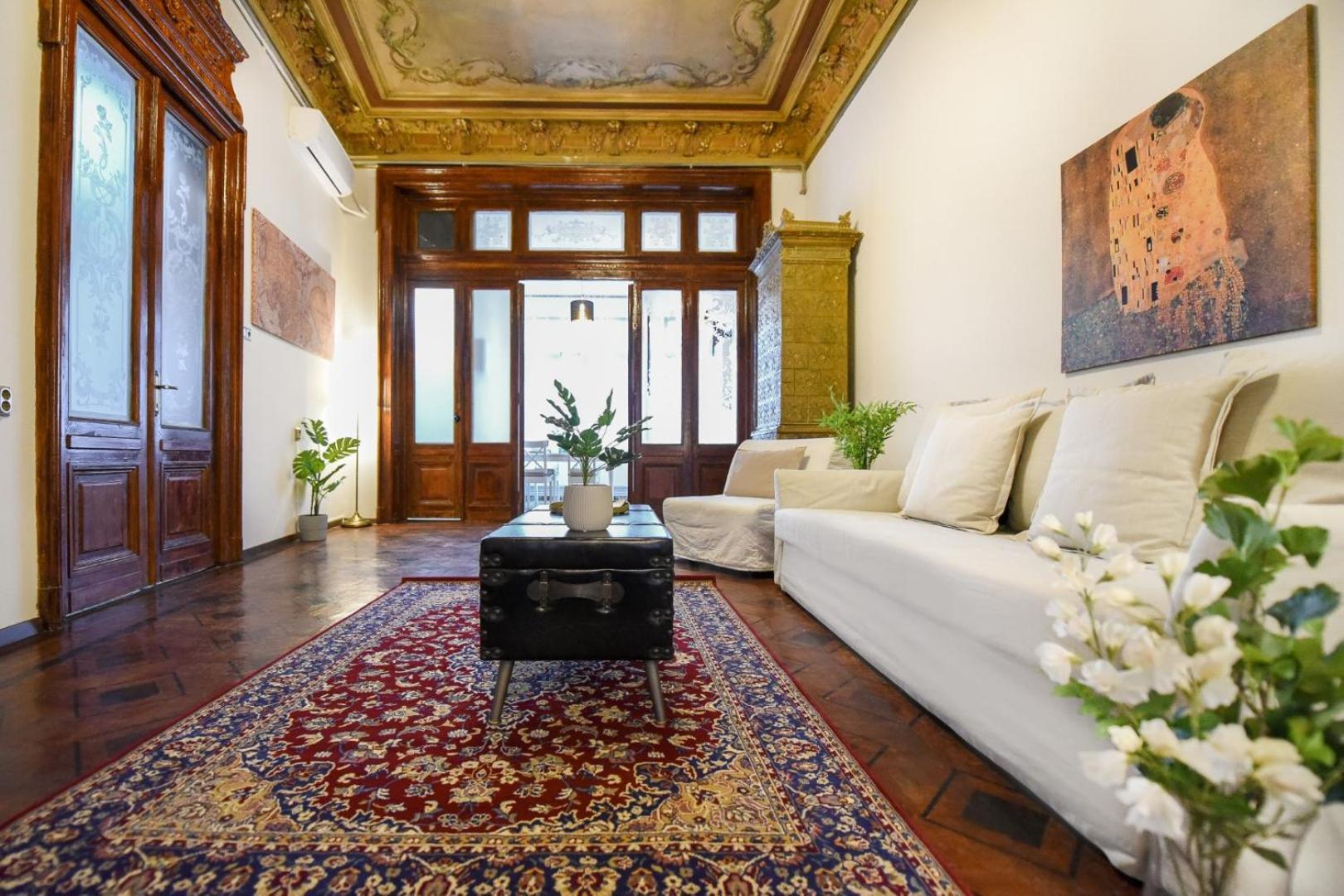 Timeless Elegance Meets Modern Comfort - In The Heart Of The Old Town *