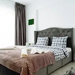 Cozy Special Pallady Apartament With Garden & Courtyard