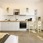 Classy Comfort - Chic Studio On Regina Elisabeta