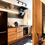 Heart Of The City - Modern Studio With Balcony