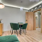 City Chic Retreat: Newly Renovated 1Br Apartment