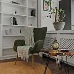 Parliament Retreat - Urban Hideaway