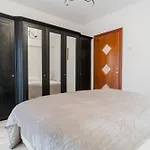Spacious Stay Near City Center