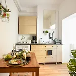 Historic Charm Meets Modern Luxury - Stylish Stays In The City Center