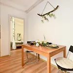 Historic Charm Meets Modern Luxury - Stylish Stays In The City Center