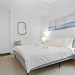 Victory Avenue Gem - Modern & Elegant Apartment