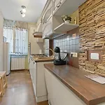 Feels Like Home - Old Town Apartment