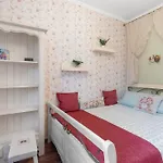 Feels Like Home - Old Town Apartment