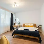G24 - Luxurious & Cozy Stay Inspired By Freedom