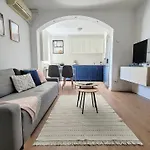 Cozy City Retreat, Obor Market & Metro