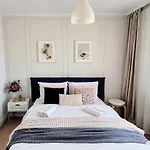 Cozy City Retreat, Obor Market & Metro