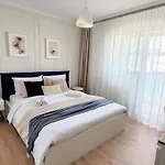 Cozy City Retreat, Obor Market & Metro