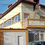Casuta Galbena