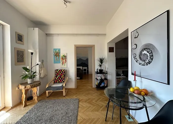 2 Bedroom Artsy Apartment