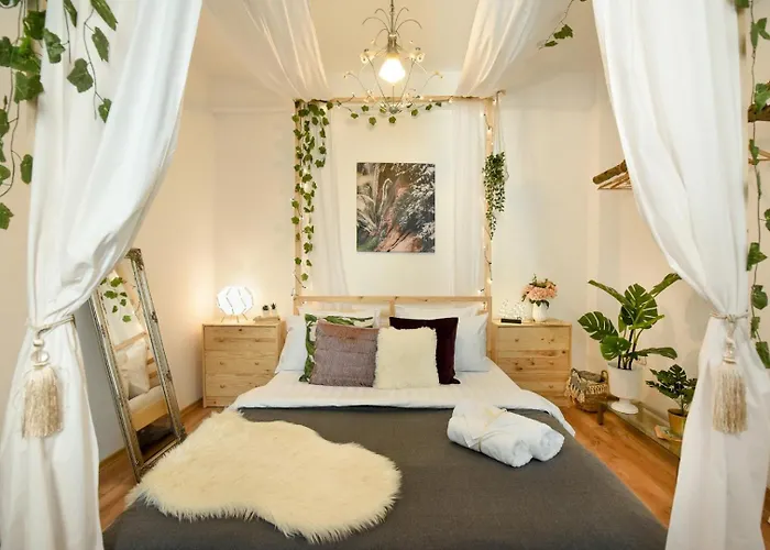Historic Charm Meets Modern Luxury - Stylish Stays In The City Center