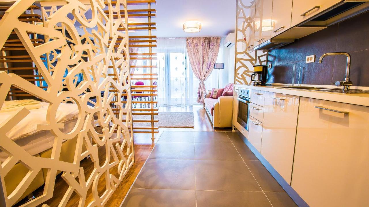 Luxury Mall Area Apartment