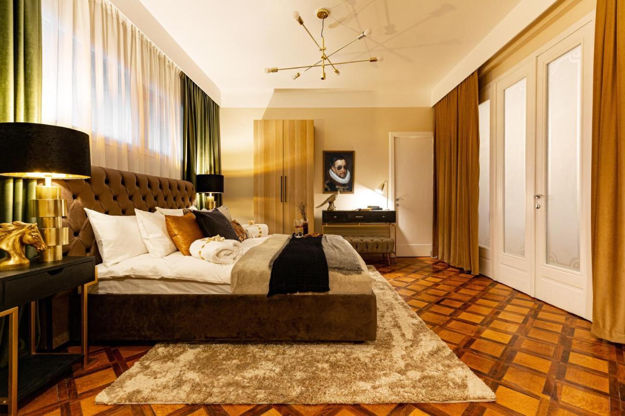 Qult - The Renaissance Affair Apartamento