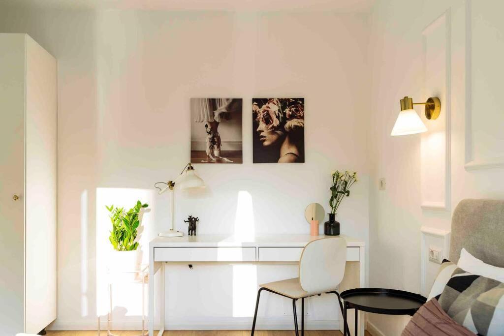 Bright - Location - Balcony *