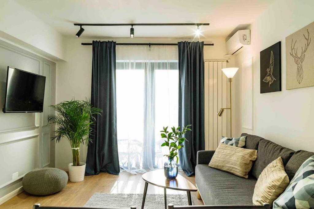 Bright - Location - Balcony Apartamento