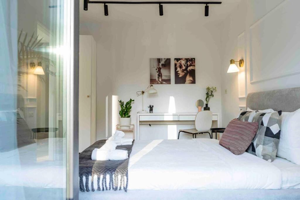 Bright - Location - Balcony *
