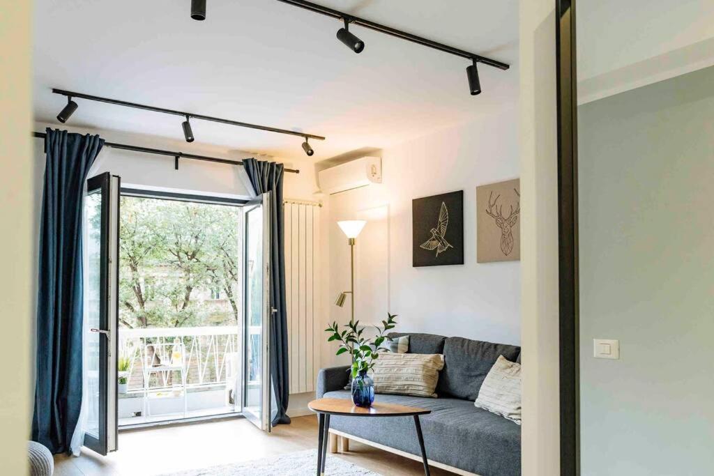 Bright - Location - Balcony *