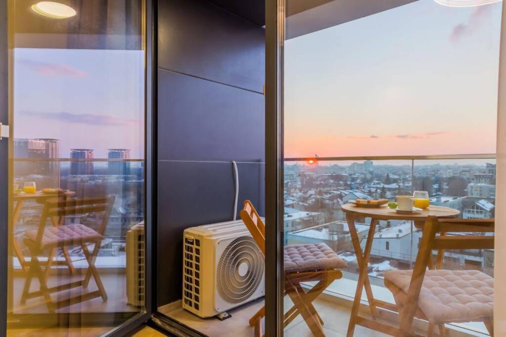 Sunset View Modern Close To Everything Apartment