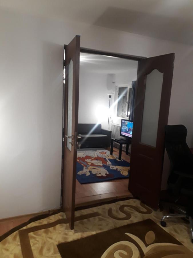 Tobyta Nu Primesc Santieristi Si Petrecareti * Bucharest