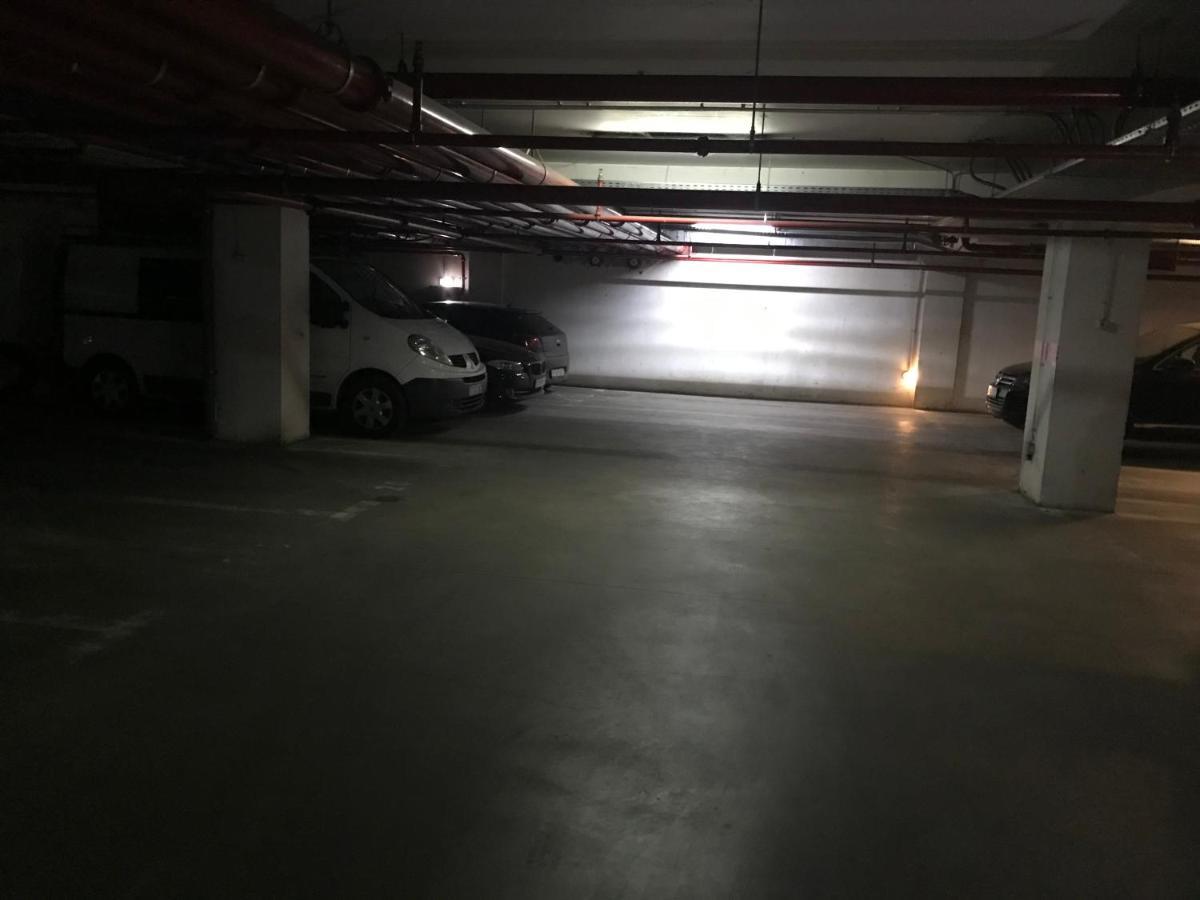 Queen Beds With Underground Parking * Bucureşti