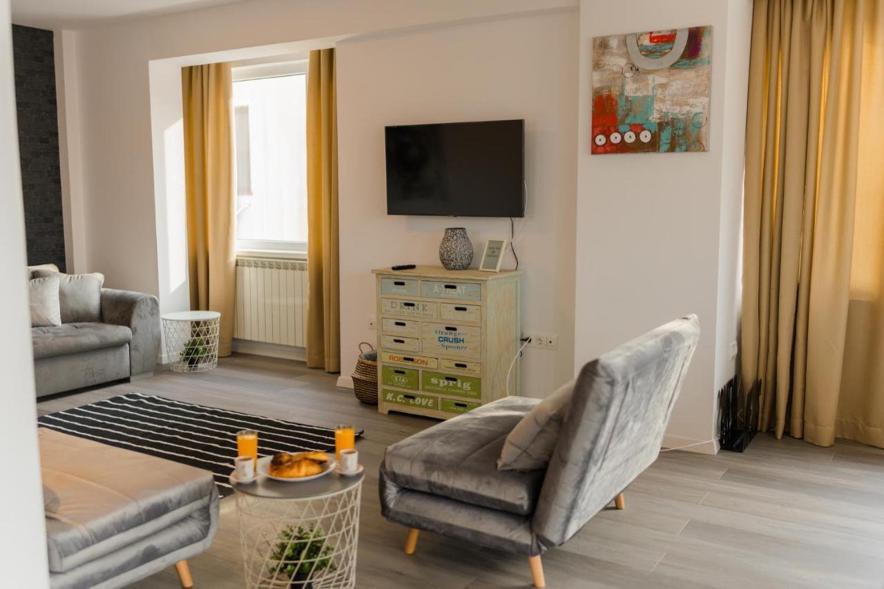 Penthouse With Huge Rooftop Terrace & View *