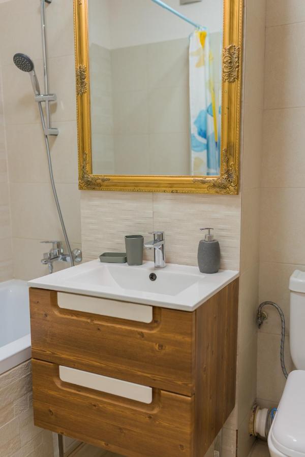 Cozy & Spacious 2br With Netflix Bucharest