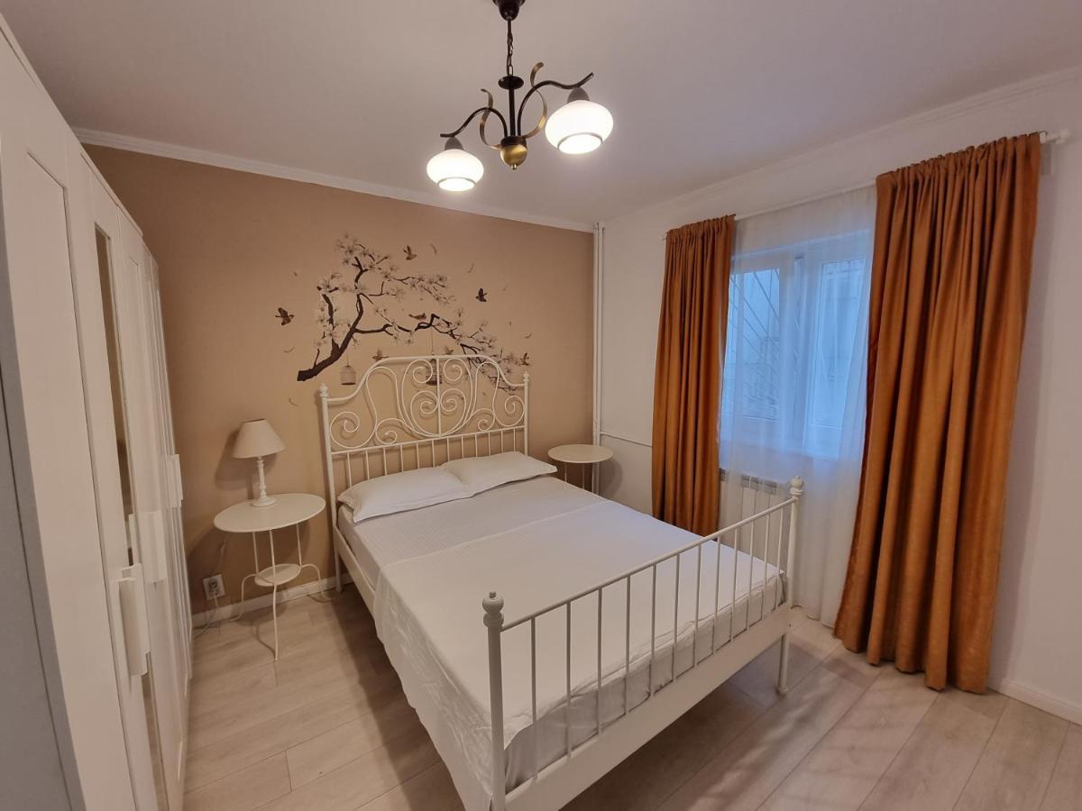 In The Aviatiei Area On Apartament Bucureşti