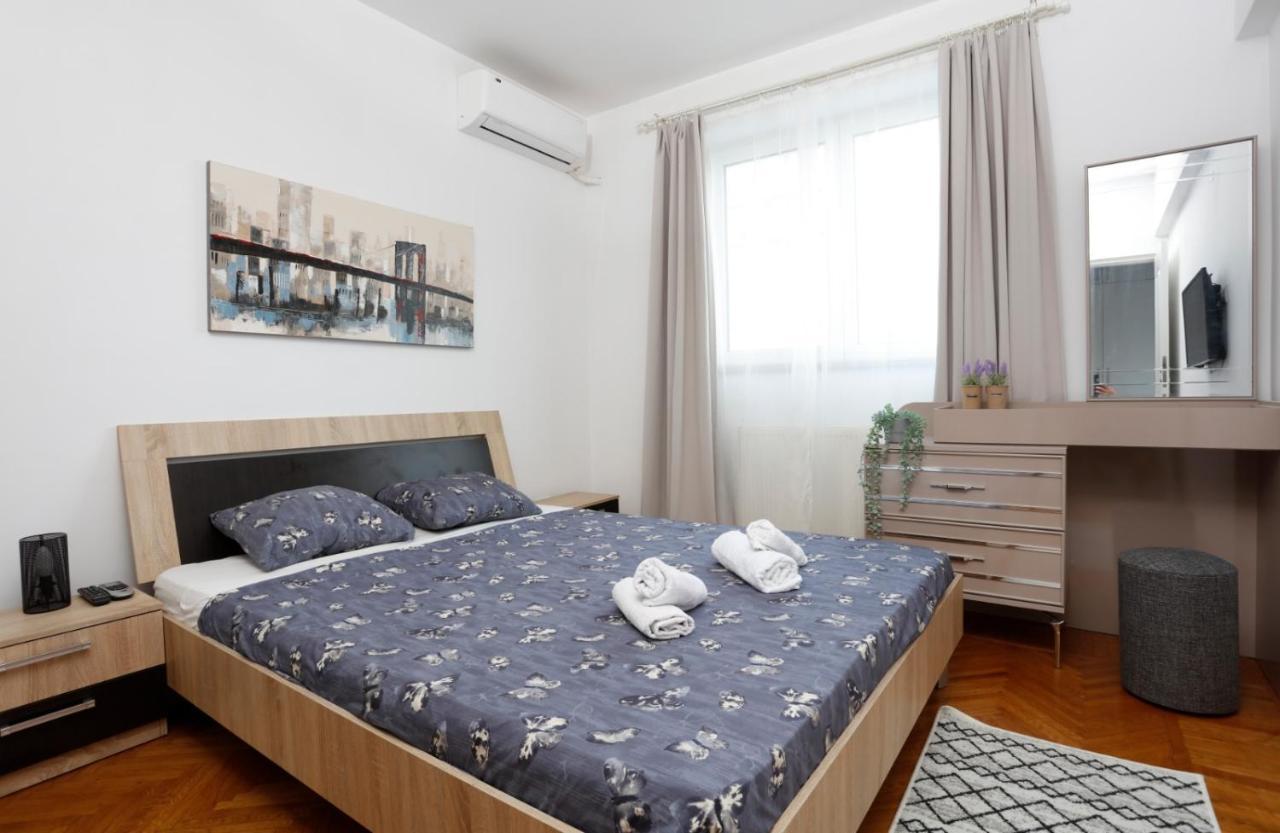 Apartament Rico's 3 Bedroom Center Bucureşti