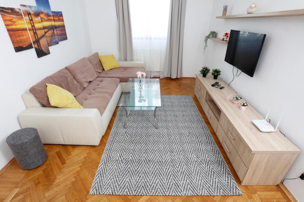 Rico's 3 Bedroom Center Apartament *
