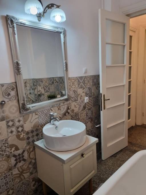 Cozy Near Center Apartment *