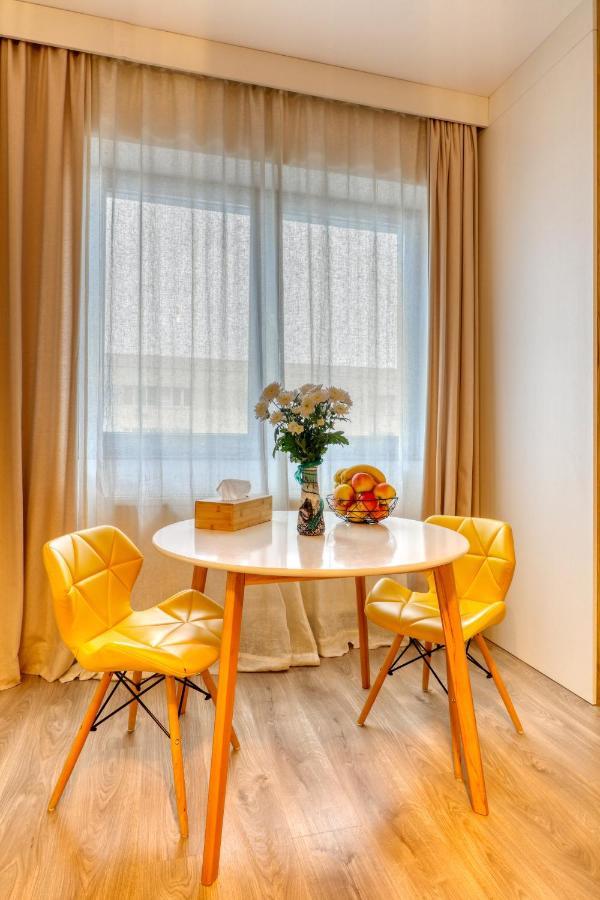 Relaxation Station: Cozy With Smart Features Near Ior Park Apartment *