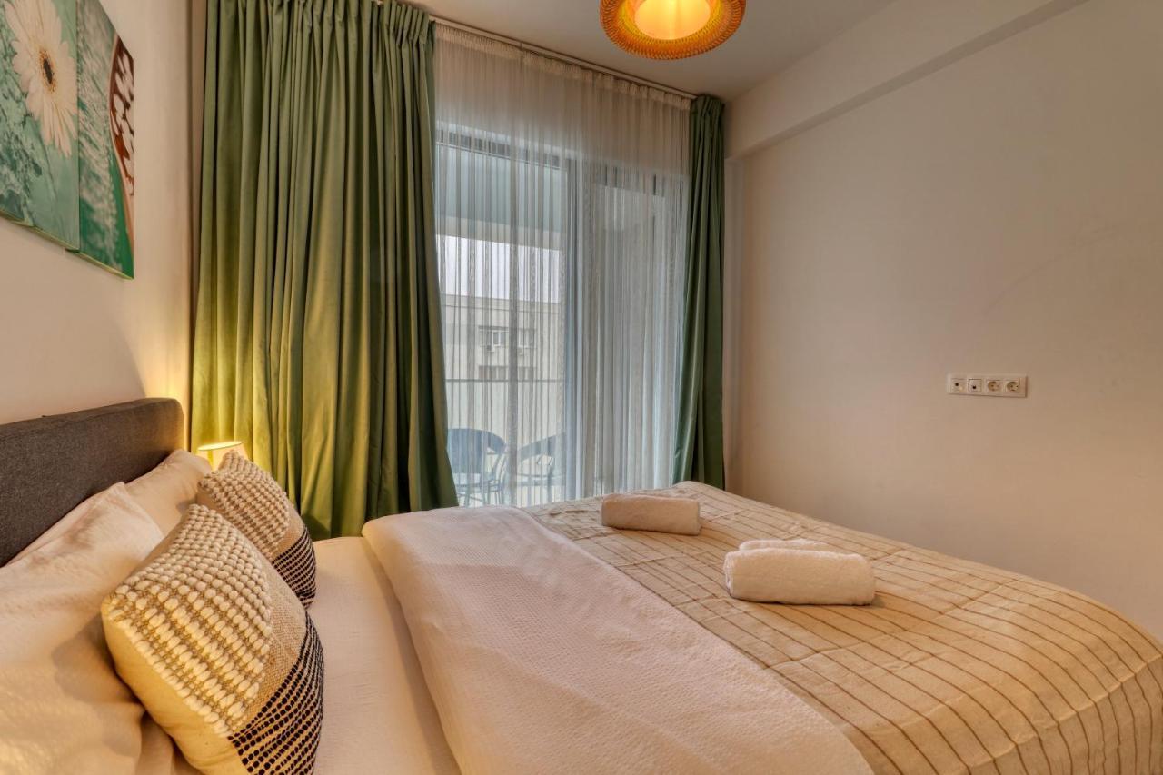 Relaxation Station: Cozy With Smart Features Near Ior Park Apartment