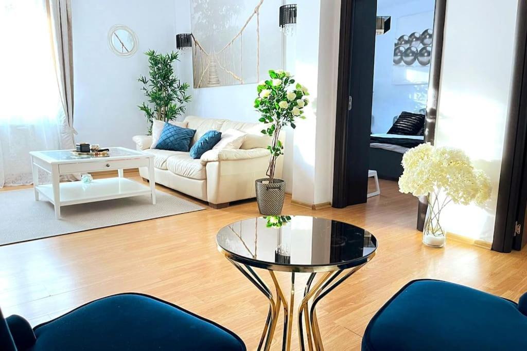 Magnolia 2bdr Apt Piata Romana- Piata Victoriei * Bucharest