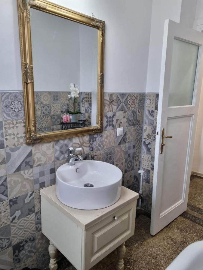 Apartment Cozy Near Center Bucharest